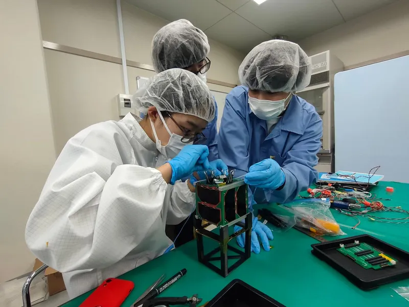 Assembling the YOMOGI FM in the clean room